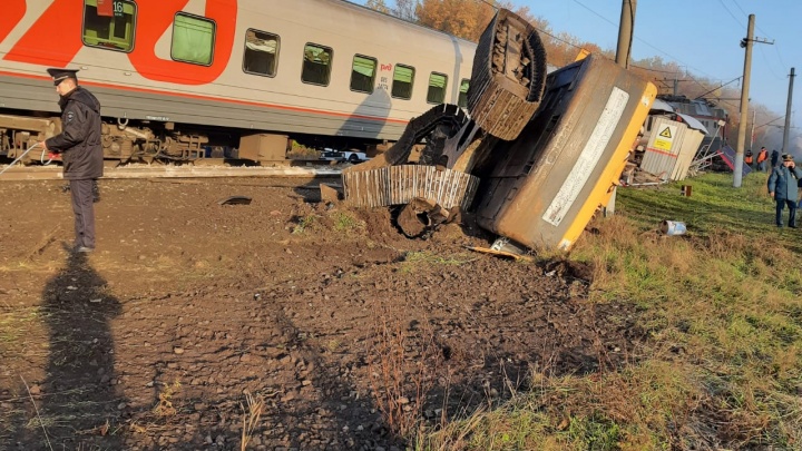Поезд Адлер — Томск сошел с рельсов после столкновения с грузовиком