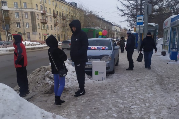 Торговля цветами на остановке Торговля цветами на остановке