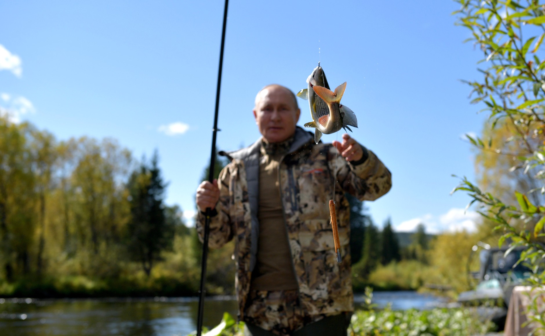 Песков рассказывал, что Путин сам ловил рыбу, из которой потом делали уху