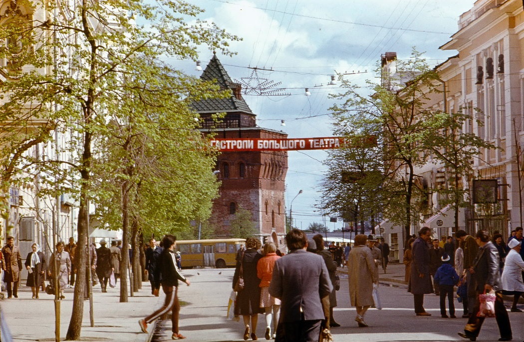 Снимок с улицы Свердлова 1985 года. Всего через пять лет город перестанет называться Горьким, а улицу переименуют в Большую Покровскую Снимок с улицы Свердлова 1985 года. Всего через пять лет город перестанет называться Горьким, а улицу переименуют в Большую Покровскую