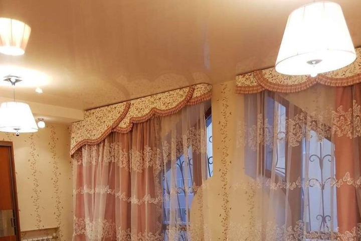 Натяжные потолки элитной квартиры украшают люстры