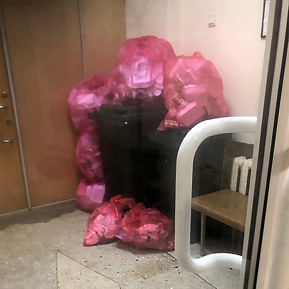 За смену вся комната была заполнена мусорными мешками За смену вся комната была заполнена мусорными мешками