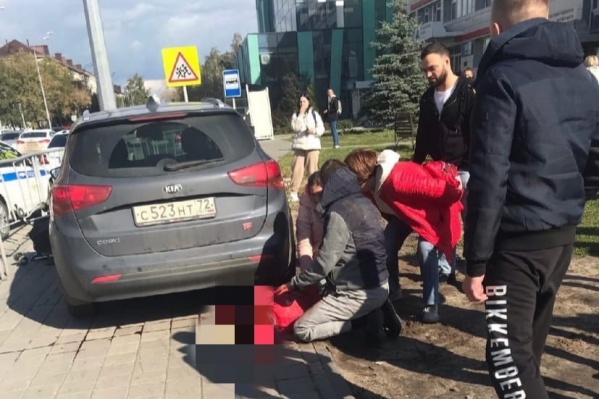 Две девочки, сестренки, находились на пешеходной части вместе с родителями, когда на них наехала машина Две девочки, сестренки, находились на пешеходной части вместе с родителями, когда на них наехала машина