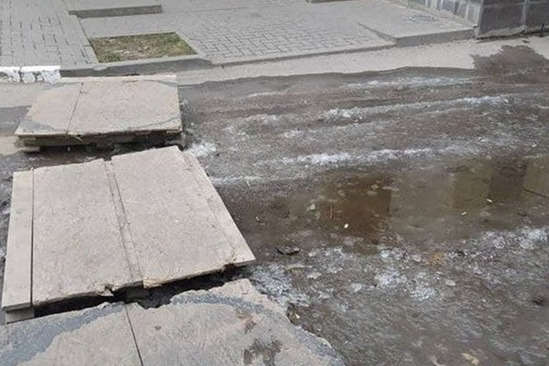 Лужа настолько большая, что там даже появился стихийный переход Лужа настолько большая, что там даже появился стихийный переход