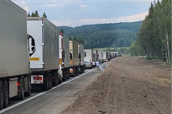 Пробка растянулась на несколько километров Пробка растянулась на несколько километров