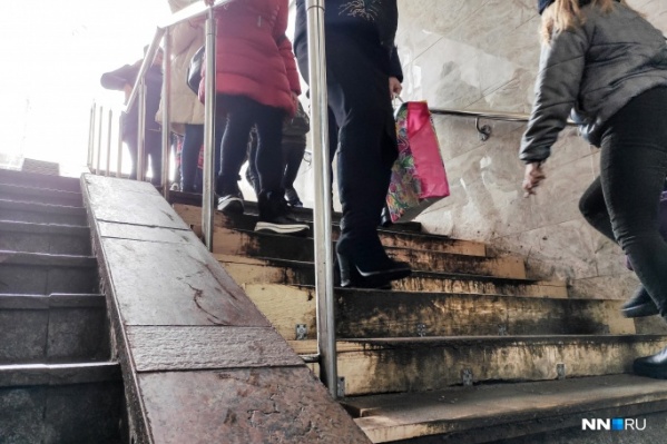 В прошлом году ступени в подземном переходе на площади Революции вместо ремонта <a href="https://www.nn.ru/text/gorod/2020/02/28/68989735/" target="_blank" class="_">закрыли досками</a> В прошлом году ступени в подземном переходе на площади Революции вместо ремонта <a href="https://www.nn.ru/text/gorod/2020/02/28/68989735/" target="_blank" class="_">закрыли досками</a>