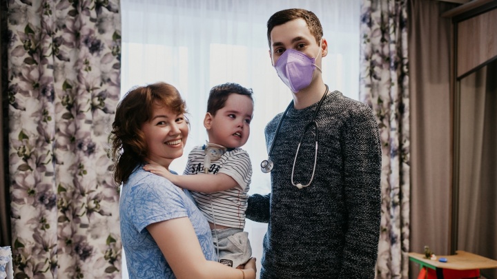 Фонд «Дедморозим» ищет врачей, которые смогут помогать тяжелобольным детям на дому в разных районах Пермского края