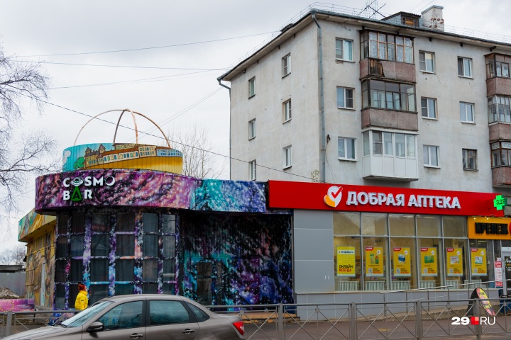 Со стороны улицы Попова у дома теперь работает бар — ещё один общепит Со стороны улицы Попова у дома теперь работает бар — ещё один общепит