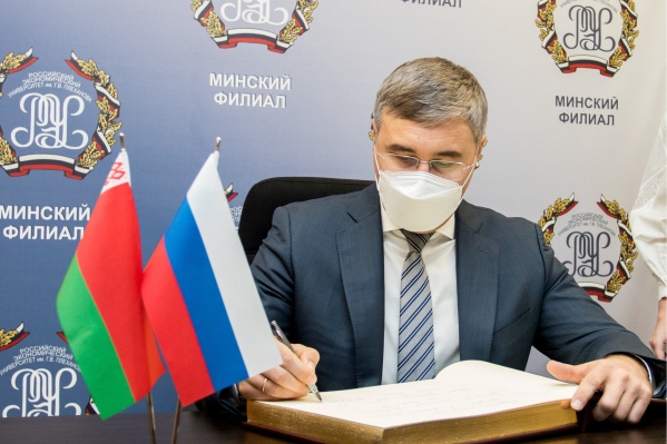 Министр может приехать в следующем месяце Министр может приехать в следующем месяце
