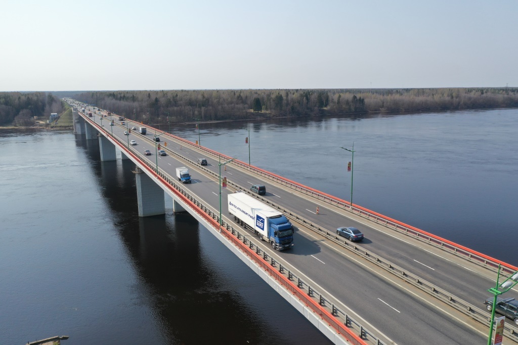 На Ладожском мосту водителям до конца…