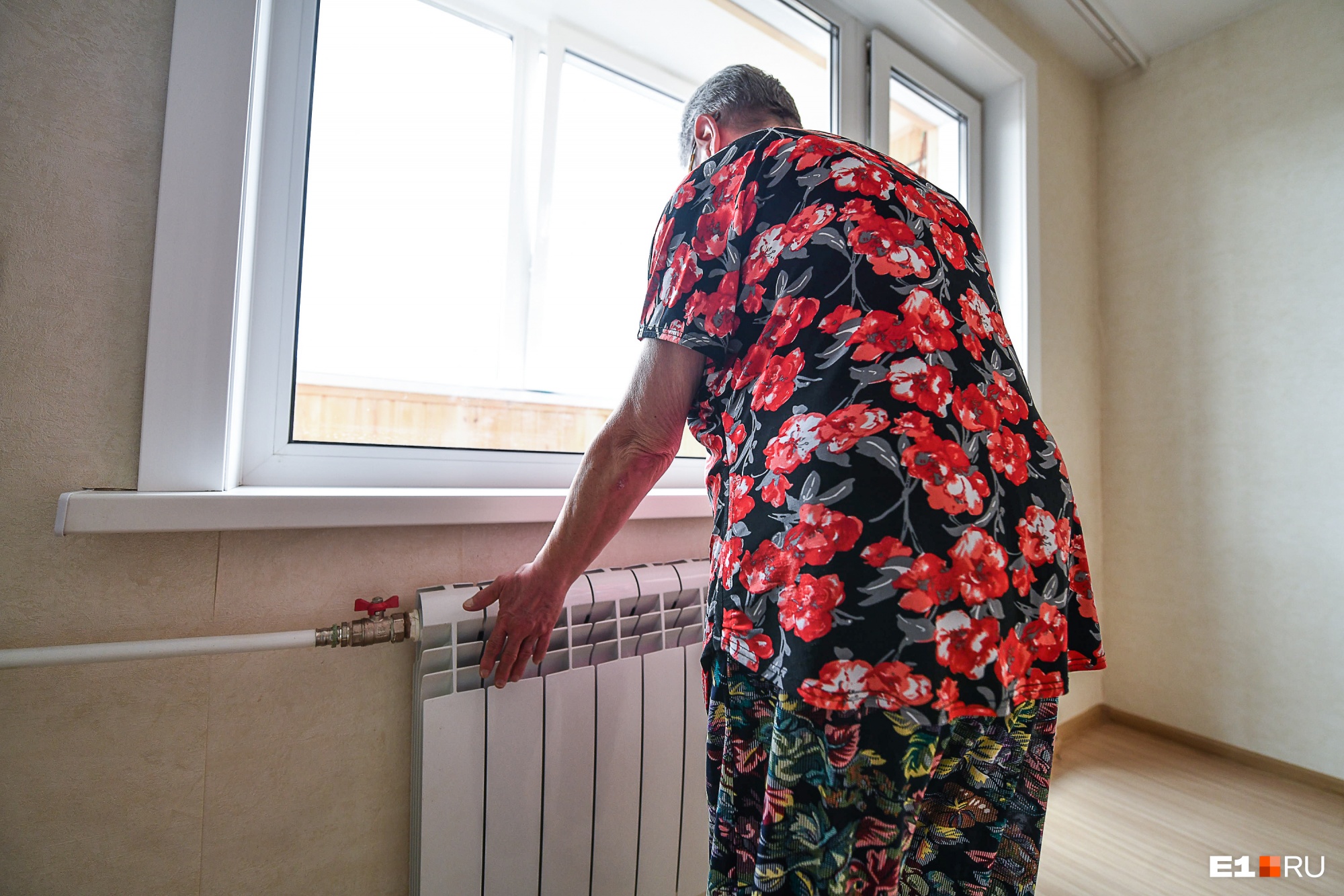 «Включаю духовку — хоть воздух сухой»: жители Екатеринбурга — о том, как замерзают в своих квартирах