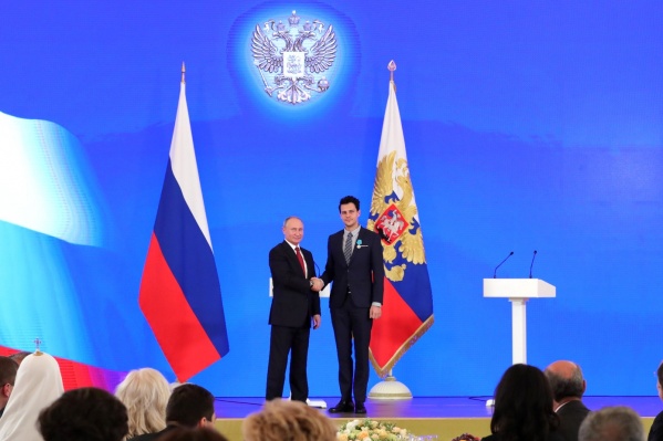 Президент и актер во время награждения медалью Пушкина в <nobr class="_">2018 году</nobr> Президент и актер во время награждения медалью Пушкина в <nobr class="_">2018 году</nobr>