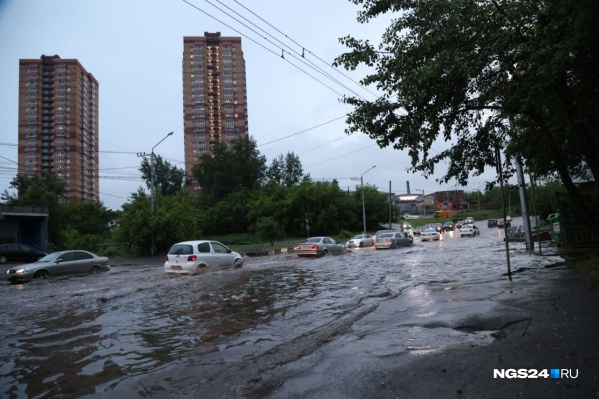 Вода, по данным мэрии, со сложных участков дорог откачана была к часу ночи Вода, по данным мэрии, со сложных участков дорог откачана была к часу ночи