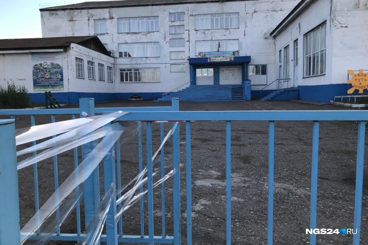 Сейчас в школу никого не пускают Сейчас в школу никого не пускают