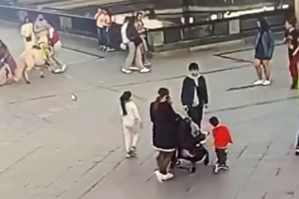 Летом на Цветном бульваре появляются пони, лошади, а также торговцы сувенирами. Как правило, всё это не санкционировано Летом на Цветном бульваре появляются пони, лошади, а также торговцы сувенирами. Как правило, всё это не санкционировано