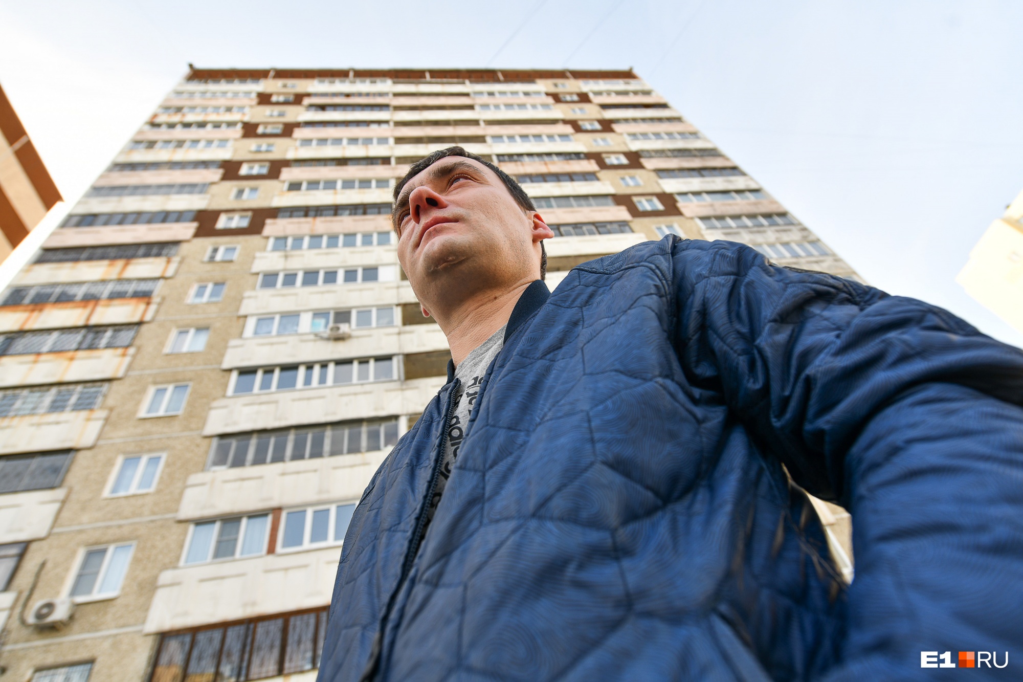«Трещина с первого по шестнадцатый этаж»: в Екатеринбурге стена дома разошлась по швам