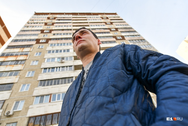 Алексей боится, что его дом может обрушиться из-за трещины Алексей боится, что его дом может обрушиться из-за трещины