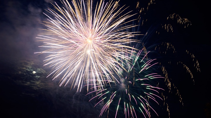 Сотни всполохов в небе: на Новый год среди омичей были популярны фейерверки маленького калибра
