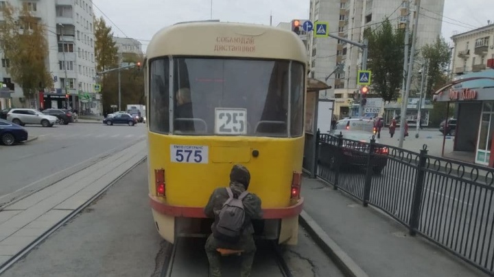 Опытный зацепер: в Екатеринбурге заметили бородача с подушечкой, который разъезжает на «колбасе» трамвая