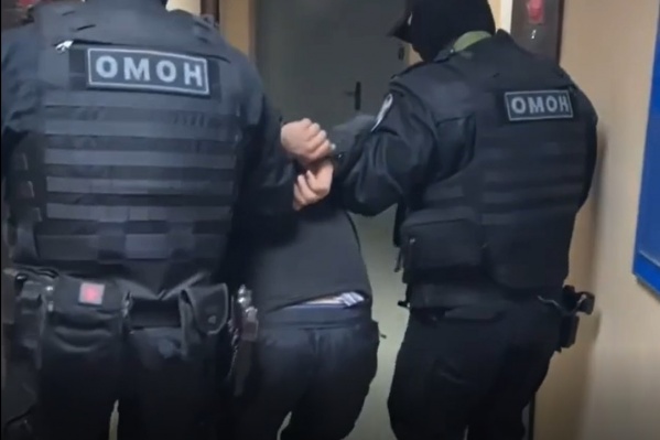 Опасного преступника задерживали при силовой поддержке бойцов Росгвардии Опасного преступника задерживали при силовой поддержке бойцов Росгвардии