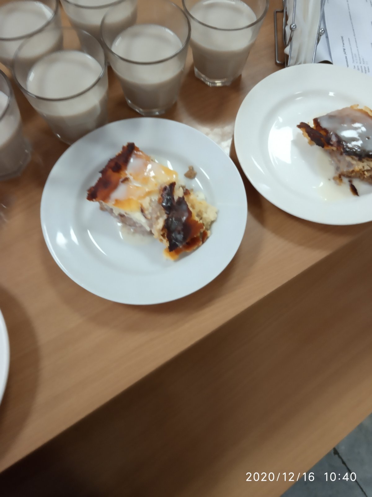 Фото еды из школы, которую обслуживает КШП «Центральный». Из-за такого питания отец ребенка обратился с жалобой 