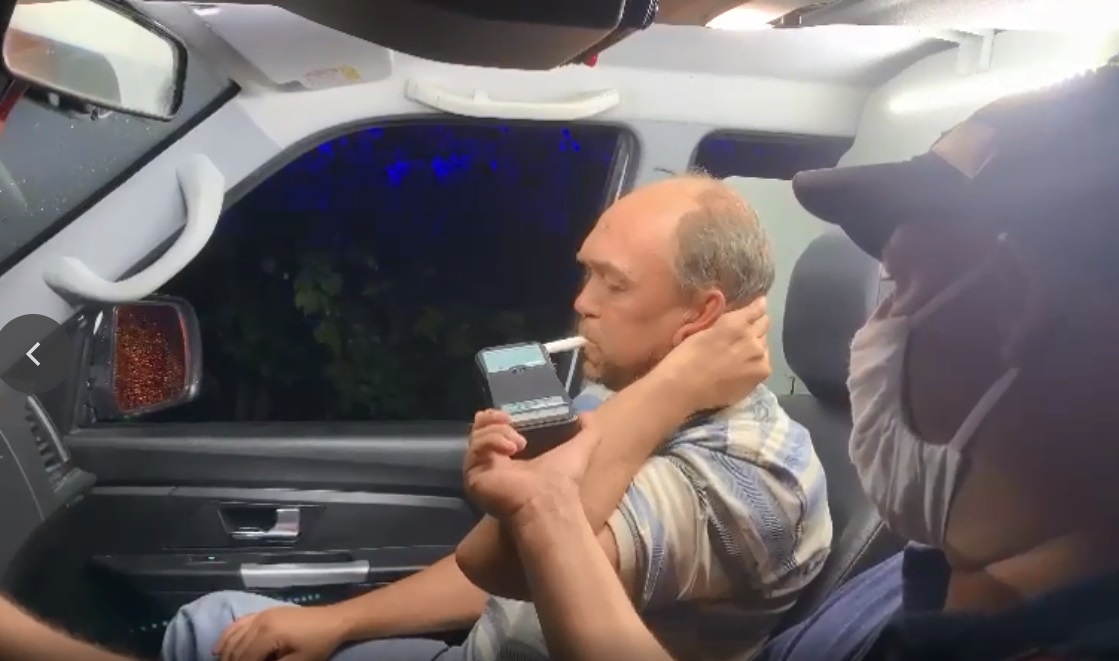 На Урале водитель не поверил алкотестеру ГИБДД и поехал к медикам. Но получилось еще хуже