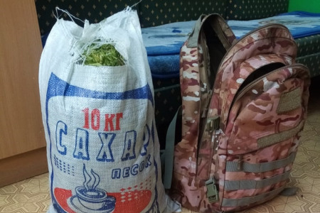 Мешок конопли мужчина вез в рюкзаке Мешок конопли мужчина вез в рюкзаке