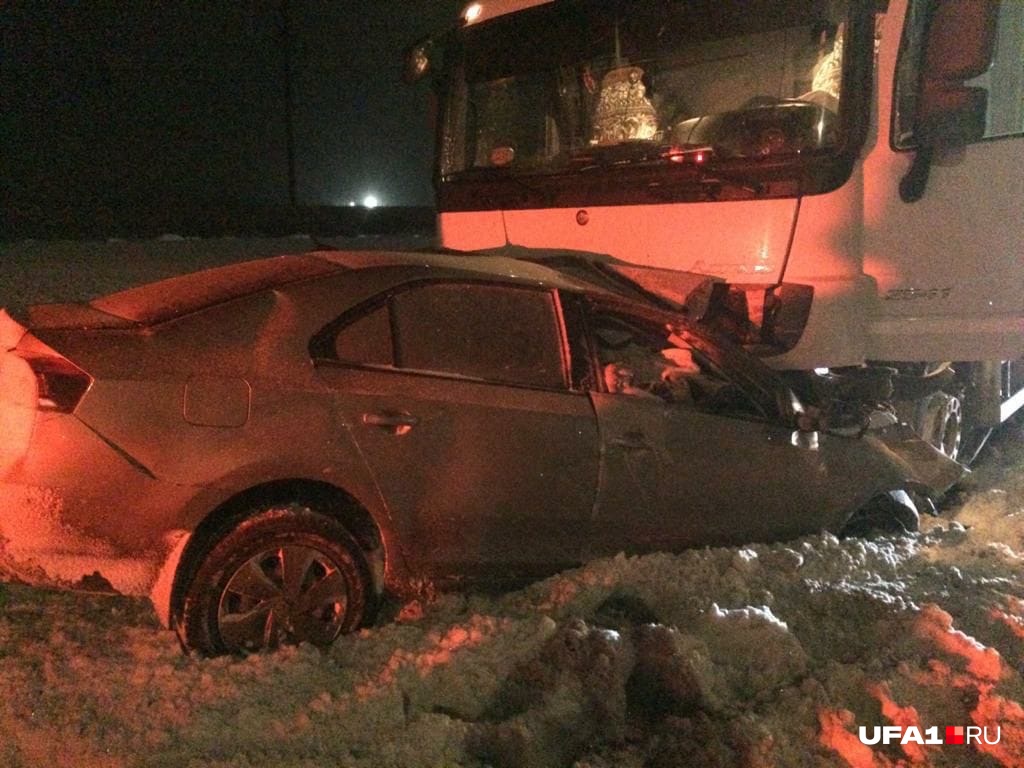 Вся передняя часть легковушки смята Вся передняя часть легковушки смята