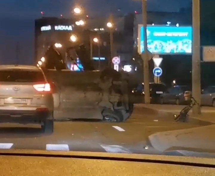 Скриншот видео из группы <a href="https://vk.com/wall-68471405_15351589" class="io-leave-page _" target="_blank">«ДТП и ЧП | Санкт-Петербург»</a>