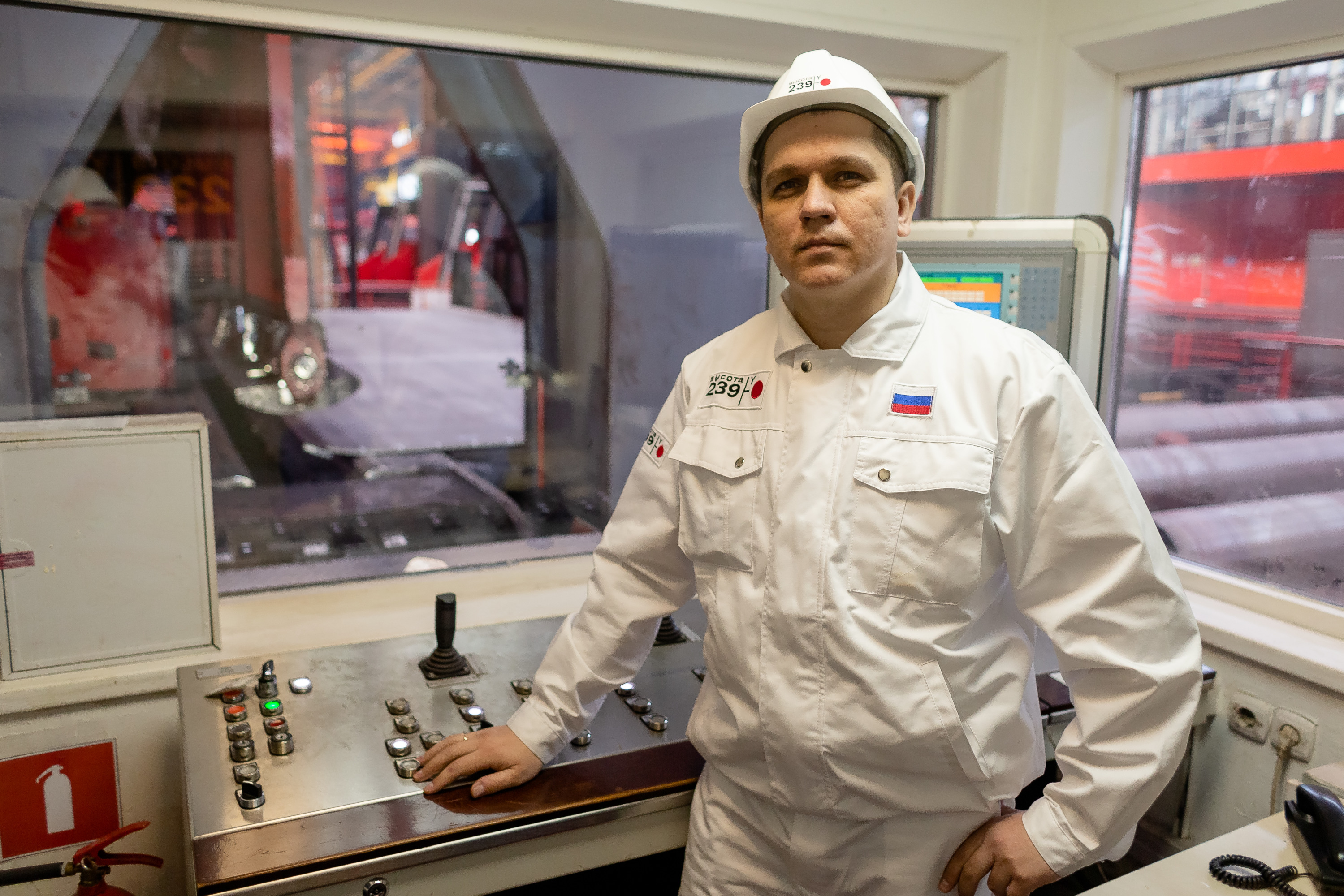 Олег Чистяков работает машинистом формовочной машины и изготавливает трубы всех диаметров Олег Чистяков работает машинистом формовочной машины и изготавливает трубы всех диаметров