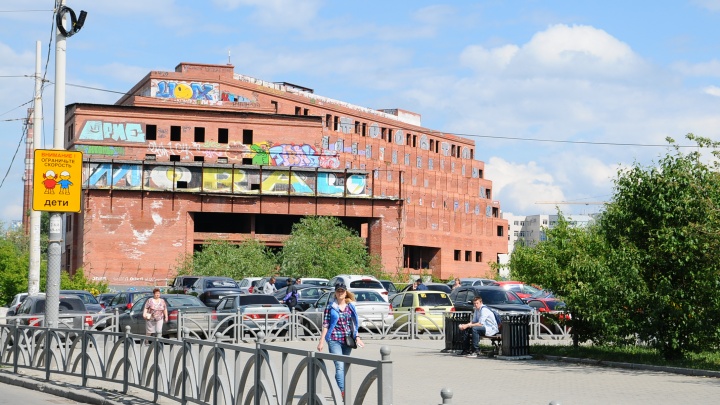 В Екатеринбурге сносят «памятник долгострою»: показываем в прямом эфире демонтаж гостиницы «Дели»