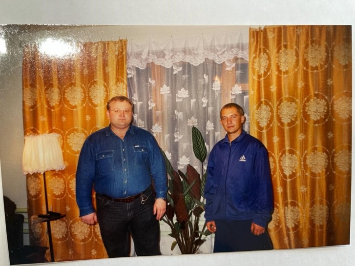 А вот так Константин выглядел уже в <nobr class="_">30 лет</nobr> (на фото слева) А вот так Константин выглядел уже в <nobr class="_">30 лет</nobr> (на фото слева)