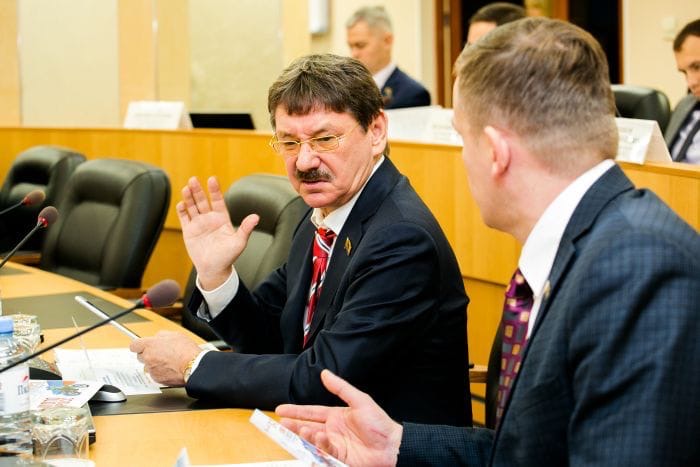 Евгений Барсов — депутат городской думы Сургута, его называют самым богатым депутатам города. В 2019 году он задекларировал 29 квартир, 10 спортивных самолетов, три машины и экскаватор