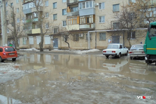 Огромной луже во дворе Волжского уже полвека Огромной луже во дворе Волжского уже полвека