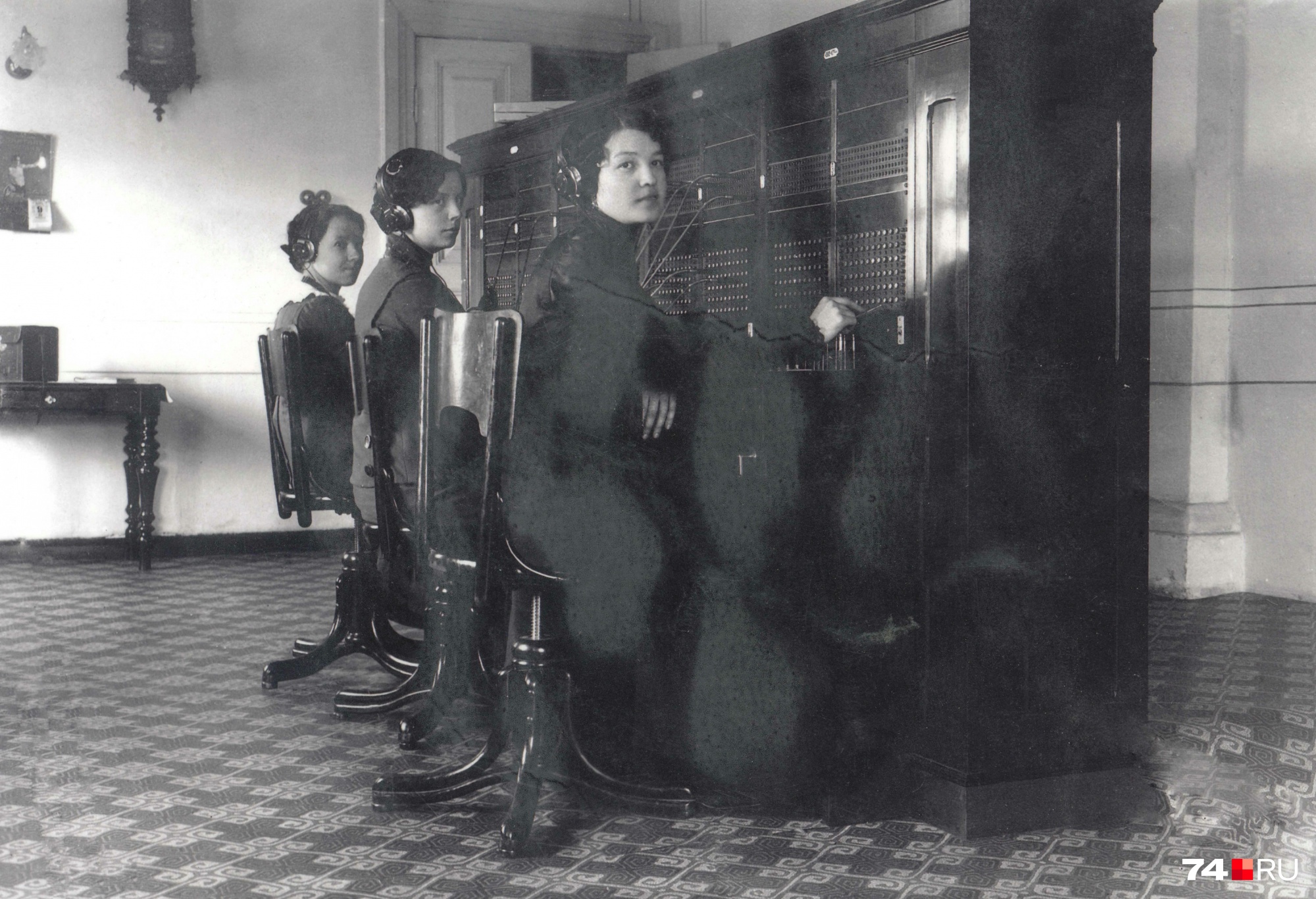 На фото, сделанном в 1912 году, — первые челябинские телефонистки в коммутаторном зале