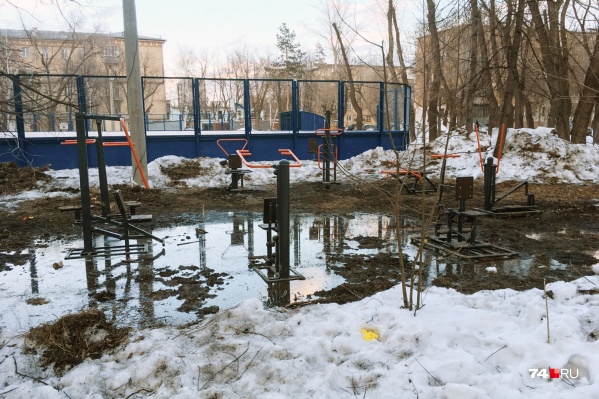 Вместо того чтобы радоваться новой спортивной площадке, местные жители остались недовольны таким благоустройством Вместо того чтобы радоваться новой спортивной площадке, местные жители остались недовольны таким благоустройством 