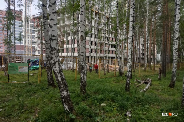Забор вокруг строительства квартала у Краснолесья передвинули ради безопасности Забор вокруг строительства квартала у Краснолесья передвинули ради безопасности
