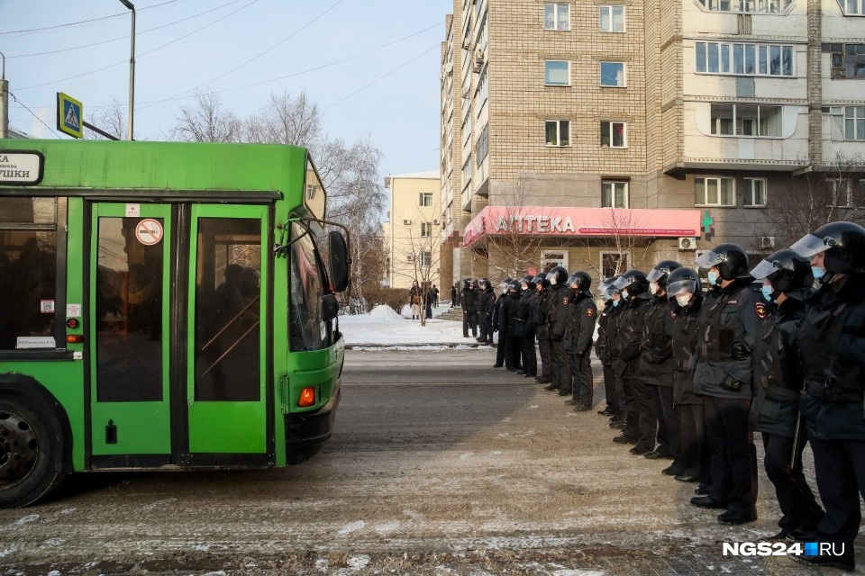 В Красноярске ОМОН выстроился щитом В Красноярске ОМОН выстроился щитом