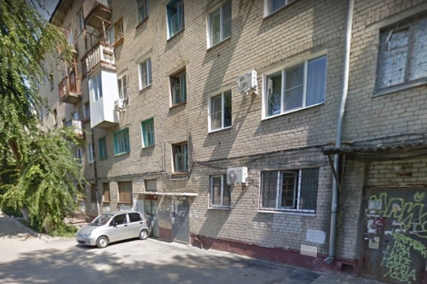 Зачем женщина выбрала такой странный способ выхода из квартиры — пока неизвестно Зачем женщина выбрала такой странный способ выхода из квартиры — пока неизвестно