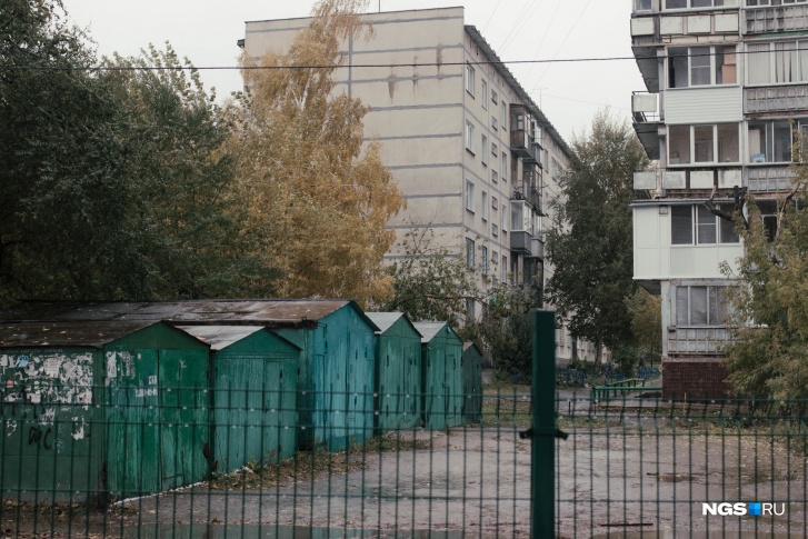 Район бывшей барахолки — это несколько переполненных школ, панельки и хрущевки, гаражные комплексы, трубы теплотрасс и огромное количество приезжих, которые тут живут и работают. А в последний месяц это еще и место, где компания агрессивных подростков устраивает драки с детьми Район бывшей барахолки — это несколько переполненных школ, панельки и хрущевки, гаражные комплексы, трубы теплотрасс и огромное количество приезжих, которые тут живут и работают. А в последний месяц это еще и место, где компания агрессивных подростков устраивает драки с детьми