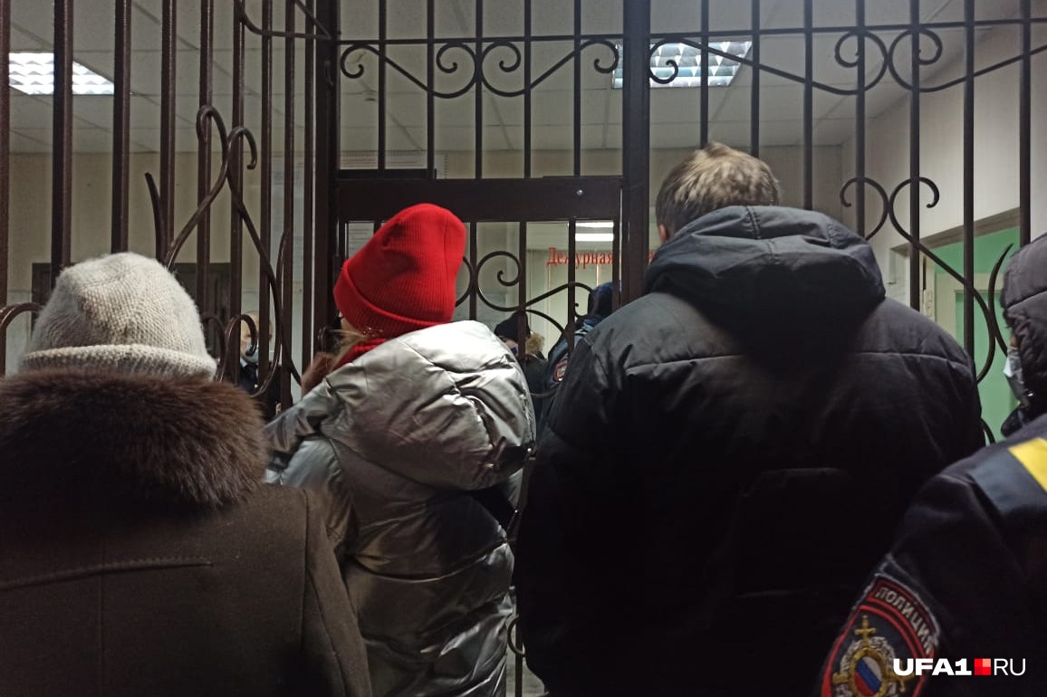 Людей держали в отделении по несколько часов Людей держали в отделении по несколько часов