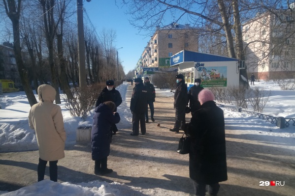 Район ЧП оцеплен, дежурит полиция Район ЧП оцеплен, дежурит полиция