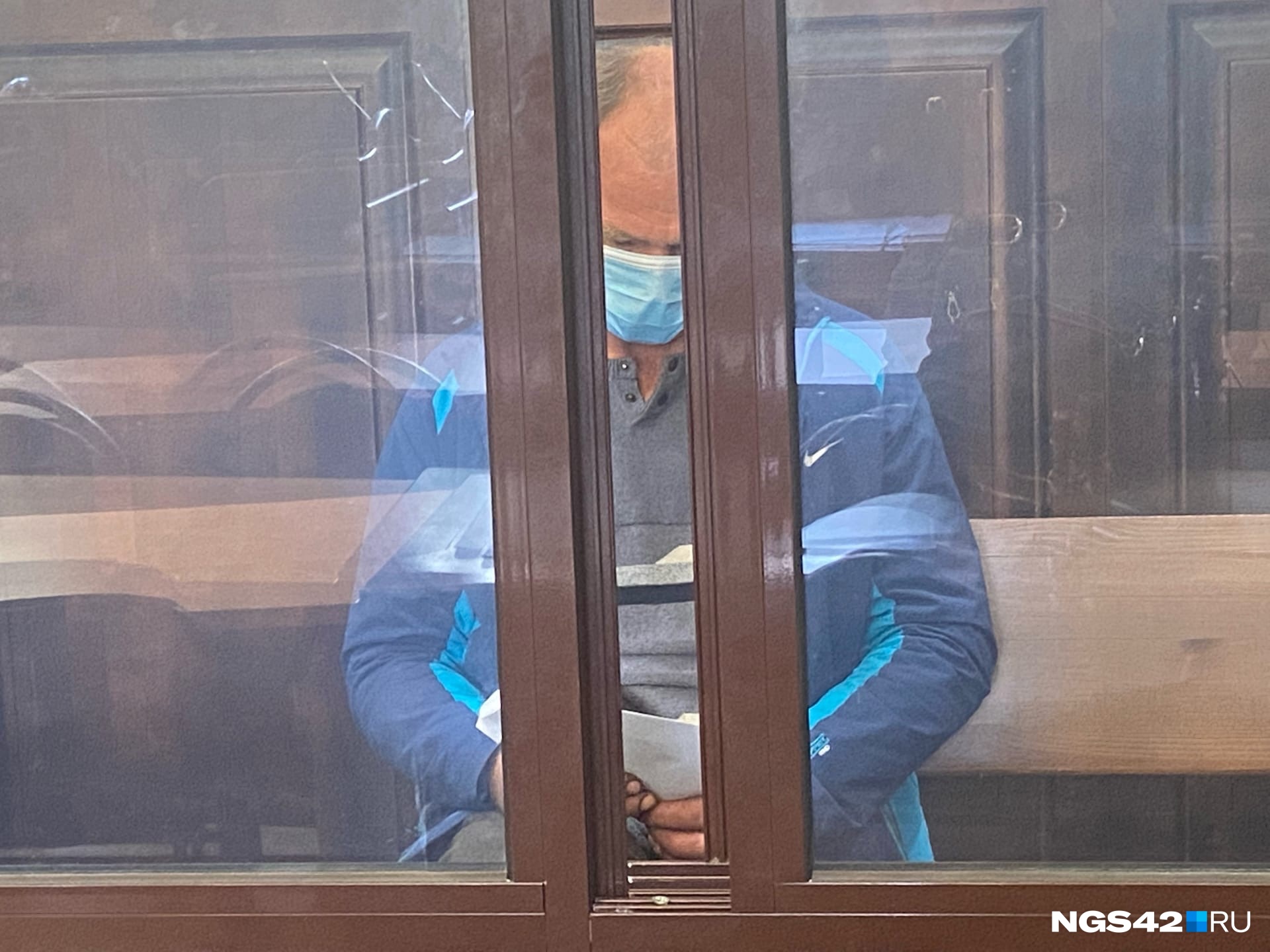 Как вел себя обвиняемый в убийстве двух школьниц в Киселёвске после суда: показываем видео