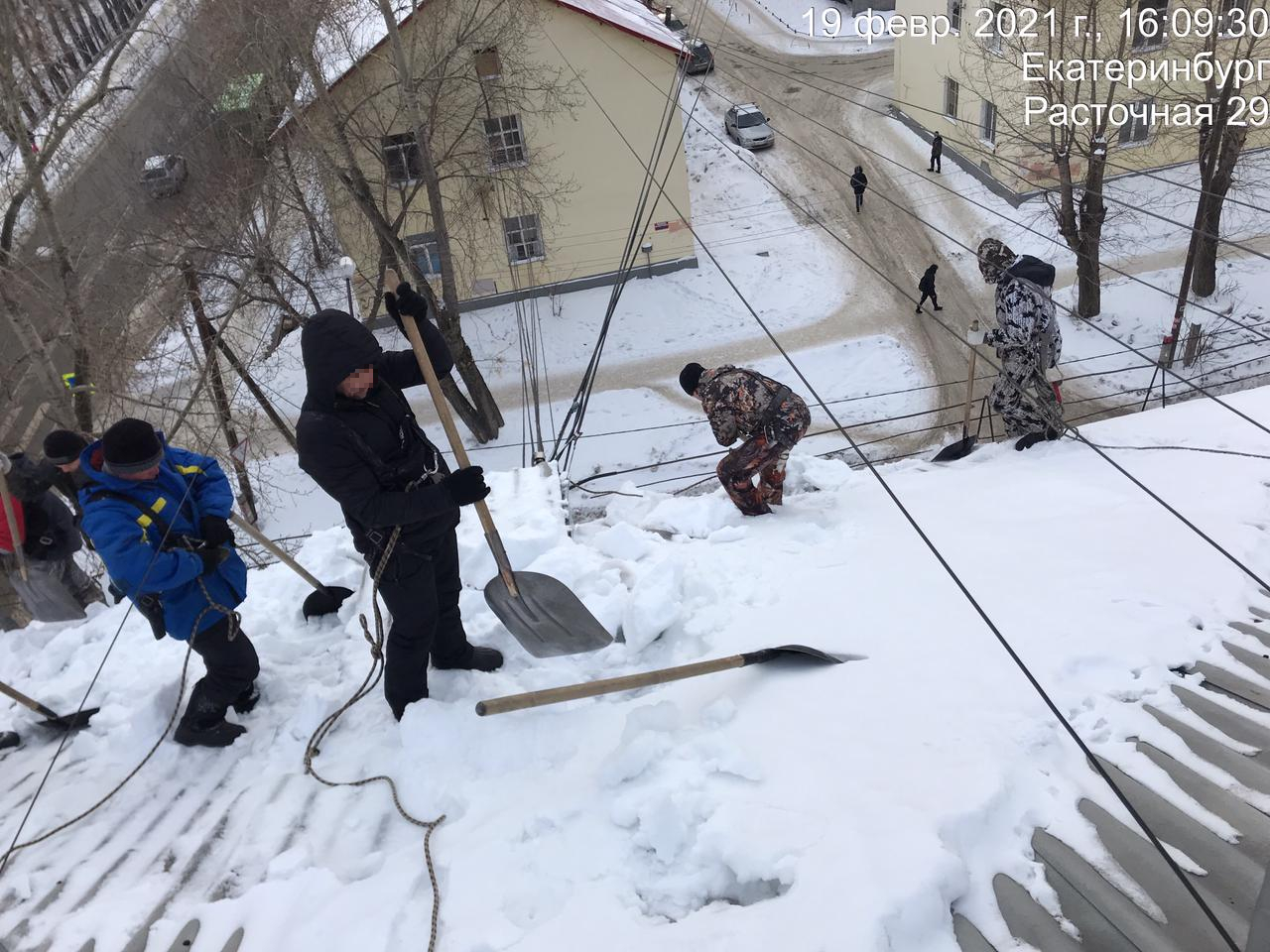 На крыше есть ограждения На крыше есть ограждения