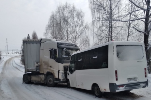Маршрутка врезалась в грузовик, который стоял на встречной полосе Маршрутка врезалась в грузовик, который стоял на встречной полосе