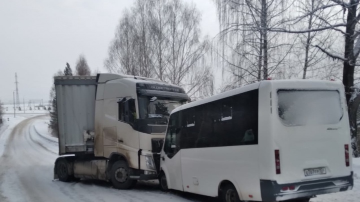Девять человек пострадали при столкновении маршрутки с грузовиком в Челябинской области