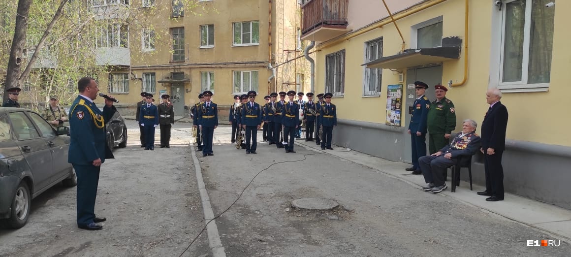 Персональный концерт и танец девушек-военнослужащих. В Екатеринбурге поздравили ветеранов
