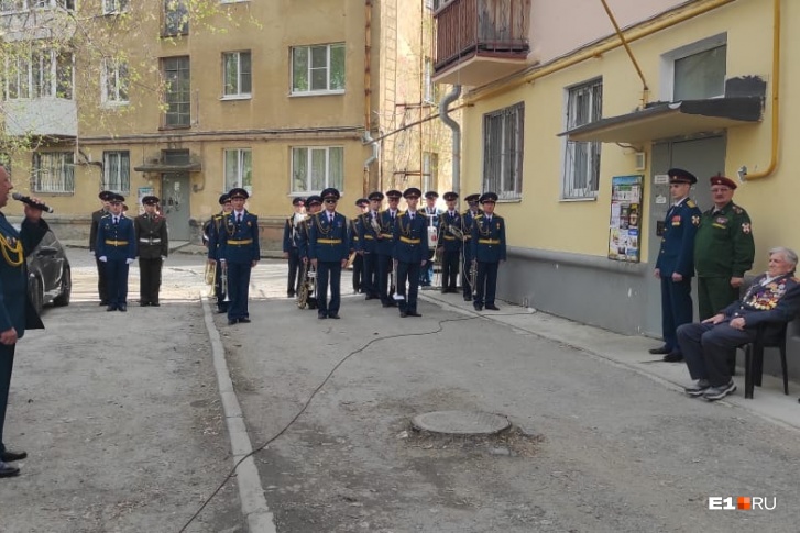 Николай Петрович с удовольствием послушал персональный концерт Николай Петрович с удовольствием послушал персональный концерт