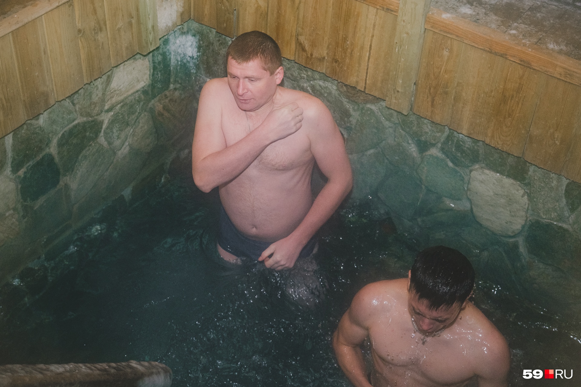 Некоторые заходили в воду сразу по двое Некоторые заходили в воду сразу по двое