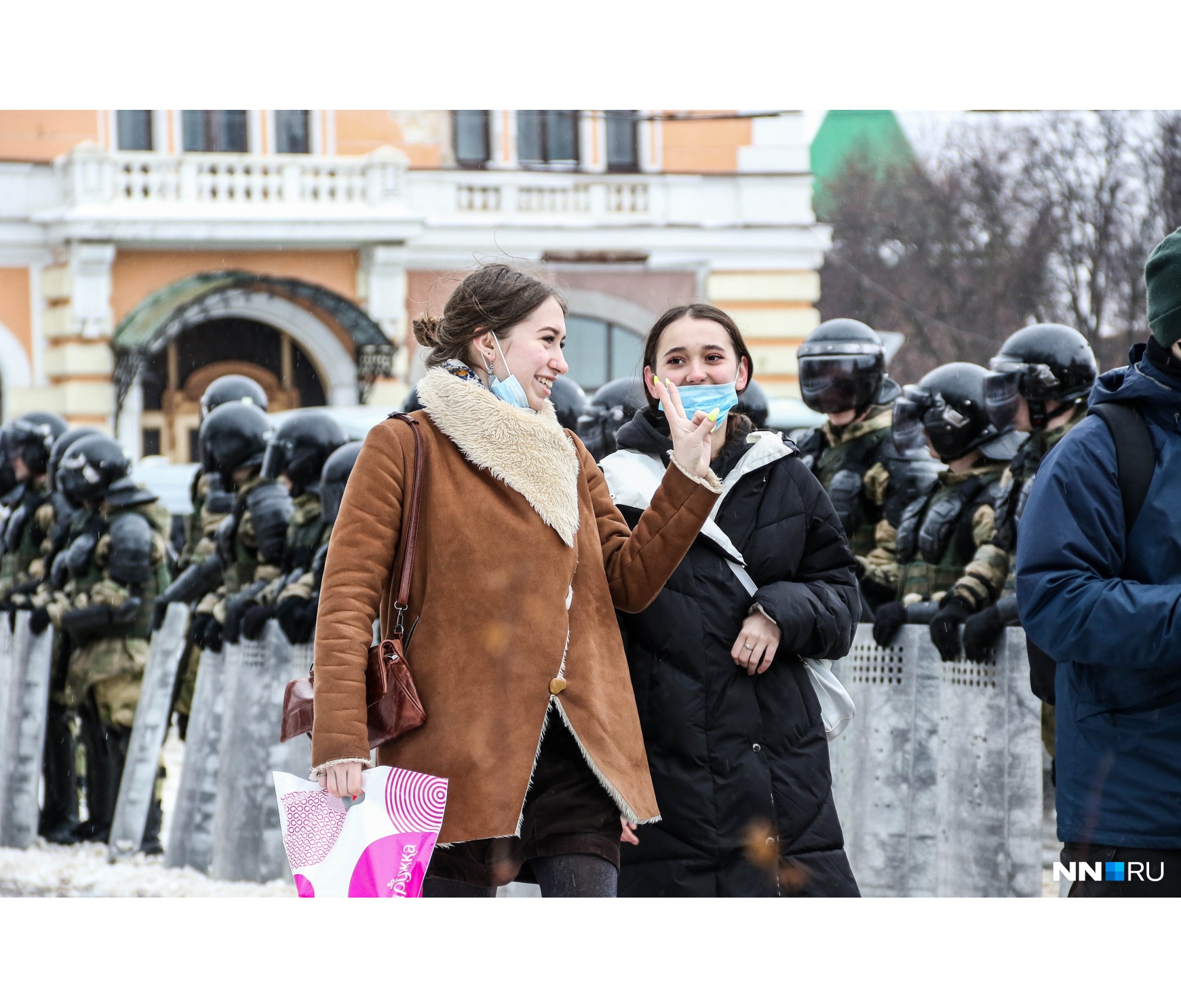 Как и в прошлый раз, на митинг пришло много молодежи. Некоторые махали ОМОНу и здоровались с бойцами Как и в прошлый раз, на митинг пришло много молодежи. Некоторые махали ОМОНу и здоровались с бойцами